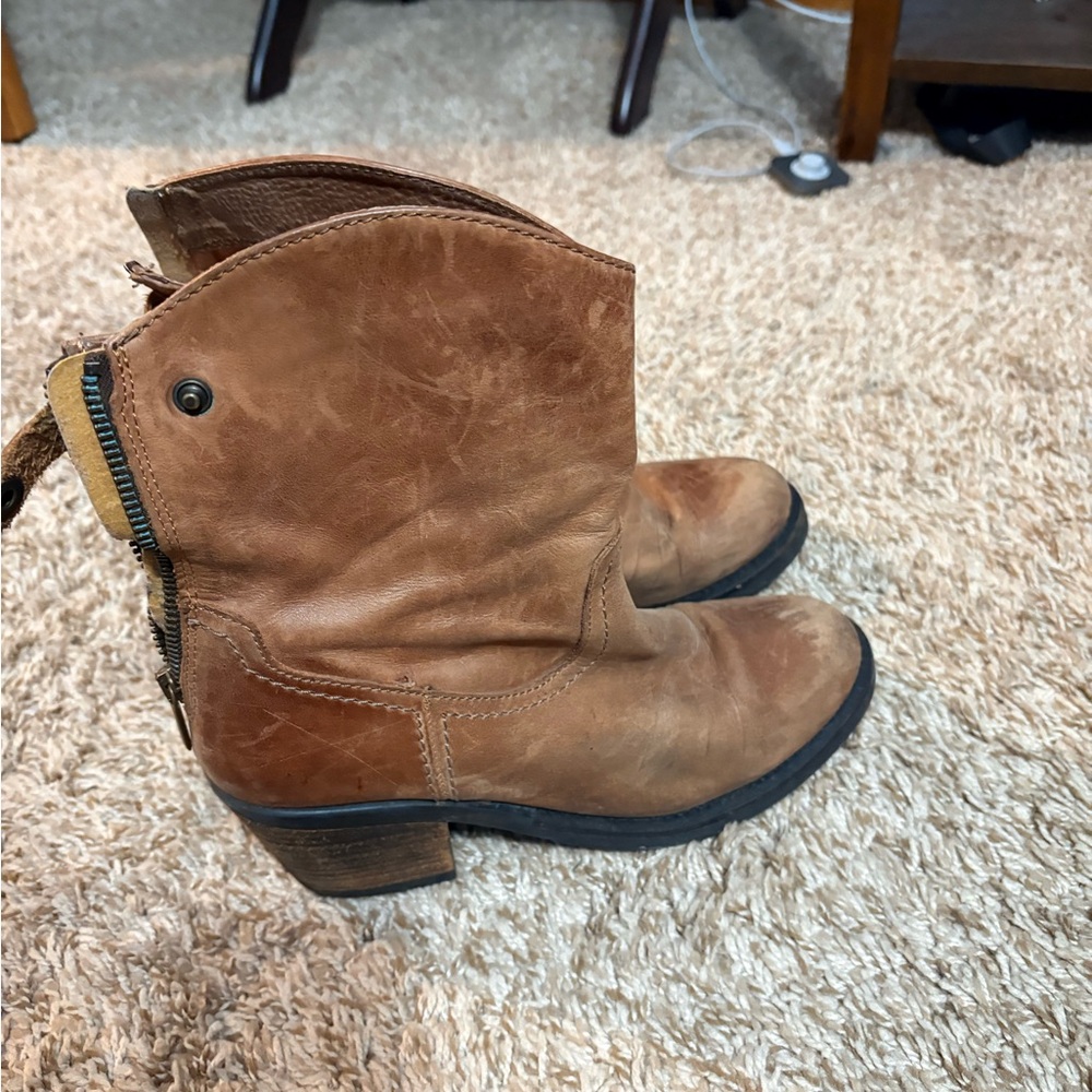 Western inspired low boots